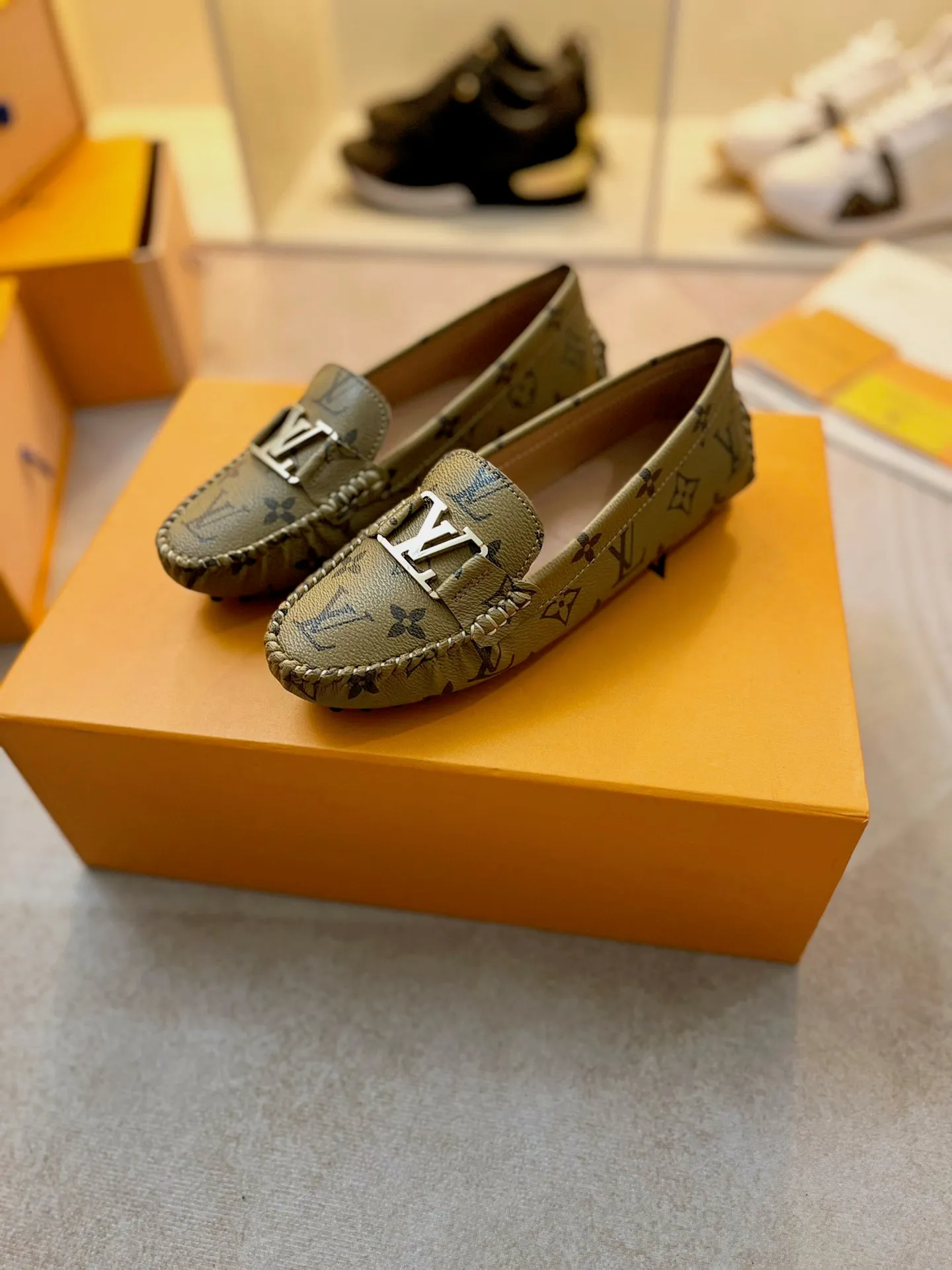 p460💰Couple model❤️🇫🇷 𝙇𝙤𝙪𝙞𝙨 𝙑𝙪𝙞𝙩𝙩𝙤𝙣 🇫🇷Louis Vuitton 2023 Classic𝓛𝓿 𝓣𝓻𝓪𝓲𝓷𝓮𝓻 Sports Series ➪➪➪¯ [Arizona Doudou Shoes Series] ▪️▪️▪️Arizona slip-on shoes are made of Monogram Eclipse canvas. Its hand-painted and dyed edges and hand-sewn uppers fully demonstrate Louis Vuitton's traditional shoemaking craftsmanship. This slip-on shoe is very lightweight. The integrated tongue and upper make it particularly comfortable and flexible. The soft outsole is equipped with rubber padding. Decorated with matching sash. Detailed features: ☑️Monogram Eclipse canvas ☑️Black Eclipse pattern ☑️Hand-painted shoe edges ☑️Hand-sewn uppers (each pair takes time to process) ☑️Integrated tongue and upper construction ☑️Outsole equipped with rubber lining ☑️size: 35_46